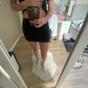Såå fin svart tajt kjol!! - Denna kjol är så fin till sommaren o allt den kommer aldrig till användning därför säljer jag den❤️❤️