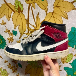 Sneakers air jordan - Röda Air jordans. Står storlek 38,5 men små i storleken. Inköpta för fem år sen men knappt använda då de alltid varit för små 🤠