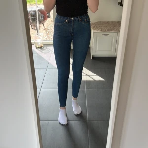 Tighta jeans - Jeans från lager 157. Endast använda 1 gång. Säljer pga för små.