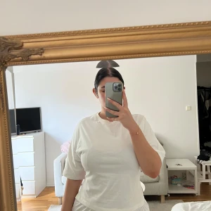 T-shirt med öppen rygg från nelly - Använt en gång,strl M