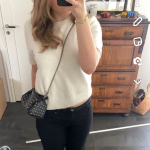 stickad t-shirt  - Vit stickad t-shirt från Hm i bra skick. 💗 Jag har en till annons med en annan vit stickad t-shirt! Hör av dig vid frågor