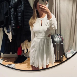 Studentklänning - Säljer nu denna superfina klänningen, var tänkt som studentklänning men är inte använd. Lappen sitter kvar. Strl 36/S