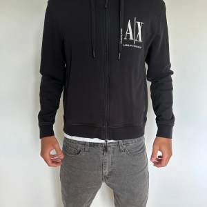 En Armani Exchange zip Hoodie som är i ett relativt bra skick 7/10. Modellen är 177 cm och väger 67 kg. Tröjan är lite kort i storleken. Hör av er vid eventuella frågor. Inga bud!