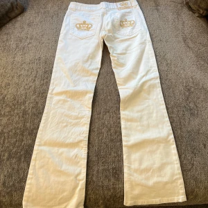 Victoria Beckham Jeans - SÅ SNYGGT från Victoria Beckham, jeansen är bootcut. Ny skick 📐Midjebredd är 38 cm och innerbenlängd är 78 cm📐Jämför måttet hos dina jeans hemma🫶🏻