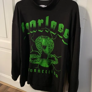 Cool tröja  - Cool tröja med grönt tryck! Strl S men oversize.