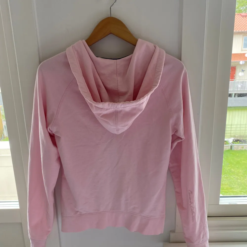 Jag säljer denna jätte söta rosa zip up tröja. Den har inga defekter men syns att den är använd;) . Hoodies.