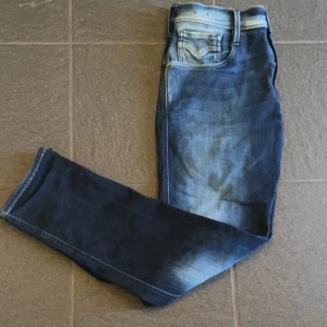 Tjaa, säljer nu mina riktigt snygga Replay anbass jeans. Fundera ej på att fråga någonting. Nypris 1600 mitt pris 400 pris kan diskuteras vid snabb affär. - Skick: 9/10 