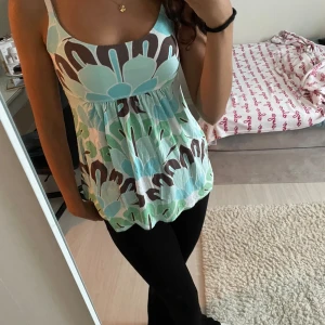 Utsvängt linne - Ett  ”Basic” utsvängt linne. De sitter väldigt bra också och passar så bra till så mycket men använder den aldrig💞