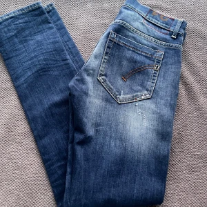 Dondup jeans - Säljer nu dessa sjuk feta Dondup jeans med paint splash. Jeansen passar dig som är cirka 175 cm lång. Nypris 3000 mitt pris 799. Priset är ej hugget i sten!!! Mvh//reselluxe