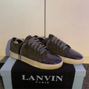 Lanvin Cap Toe - Säljer då storlek ej passar. Storlek 42 men passar 43. Låda och påse har jag lyckats slarva bort så ingår ej.  Pris kan diskuteras vid snabb affär 