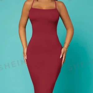 Vinröd klänning  - Jätte snygg vinröd klänning med korsning i ryggen 