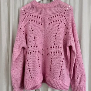 ROSA STICKAD TRÖJA - Rosa stickad tröja i fint skick. Storlek L, passar mig som är S, så passar S/L beroende på passform. Kan gå ner i pris vid snabb affär.