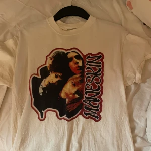 Måneskin t-shirt - Köpt för 400kr på Plick men säljer för 300kr  Jag har använt den 2-4 gånger