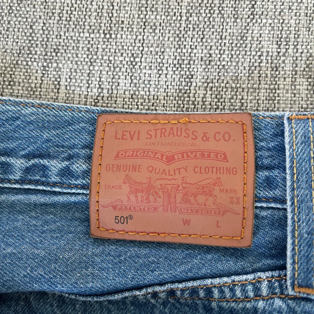 Blåa Levi’s jeans i storlek S, Använda några gånger och i ett bra skick, Mått: Midja - ca 77cm Längd top-bot - ca 100cm. Farkut & Housut.