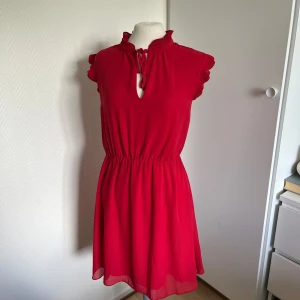 Ny Röd klänning H&M - Nya oanvända inget att anmärka på  Normal i storlek❤️