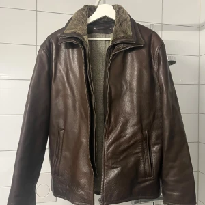 tvärfet vintage läderjacka päls krage - äkta läderjacka helt vacker med päls i kragen. dubbla zips så man kan ta bort inre delen med pälsen om man bara vill ha jackan. sitter som en M/L. riktigt skön! 