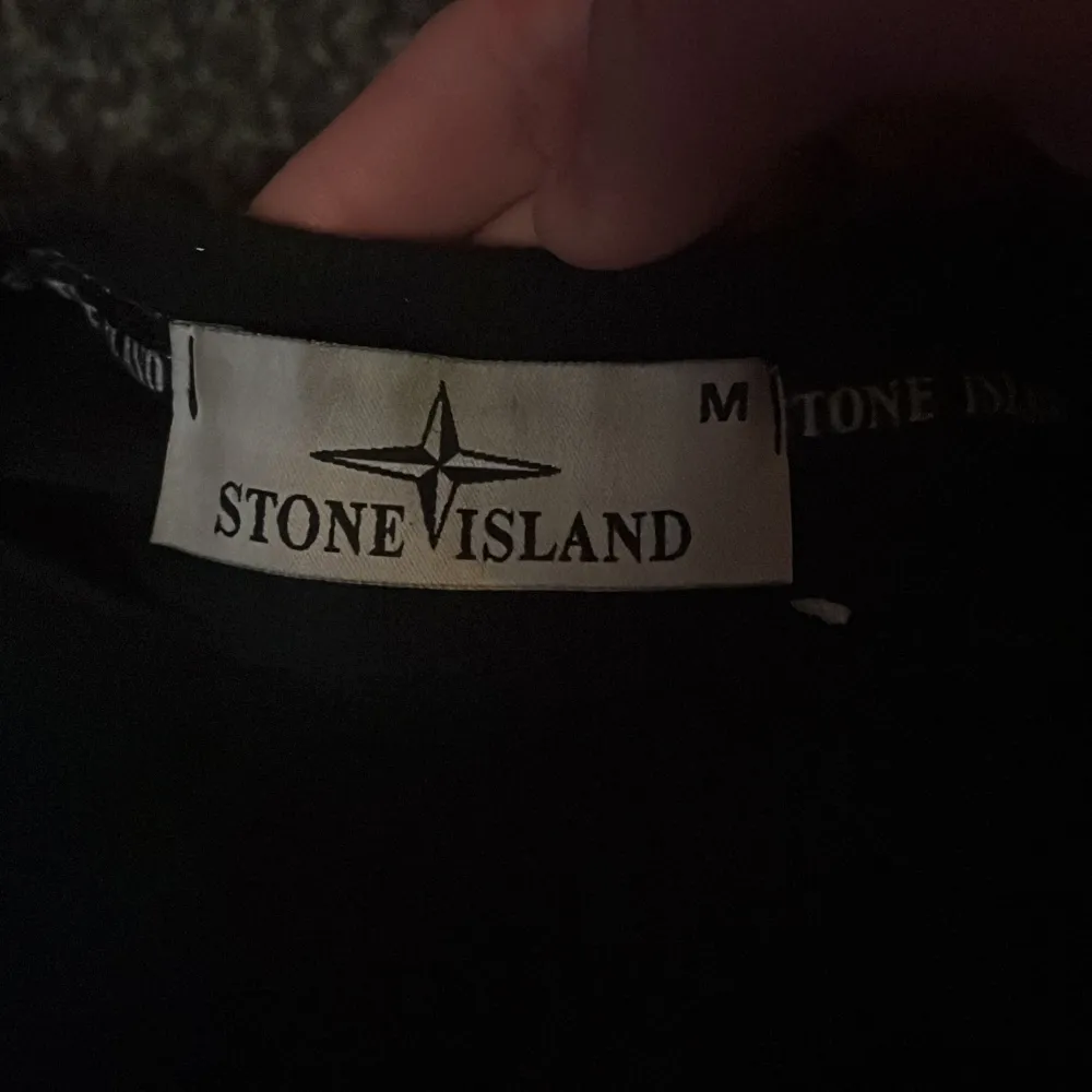 Limited stone island tröja svart bra skicka knappt använd då jag inte gillar att den har utan luva så det är det ända negativa tycker jag 🫠 priset ej hugget i sten så kom med bud tack. Hoodies.