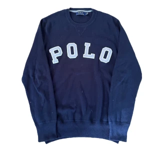 Ralph lauren stickad tröja - Stickad Ralph lauren tröja  Mörkblå Cond: 9/10  500kr