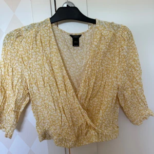 Gul blus - Säljer denna jätte gulliga blommiga blus som bara vara använt ett fåtal gånger💛