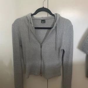 Ginatricot tröja - Säljer denna zip tröjan från Gina, i nyskick, jätte snyggt att styla med ett vitt linne under! Den sitter som en S! Nypris: 399kr 