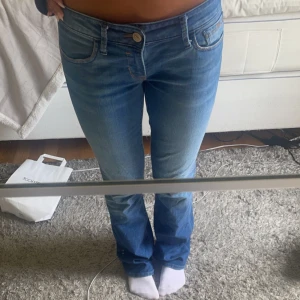 Lågmidjade Bootcut jeans - Säljer mina fina jeans från mavi💕