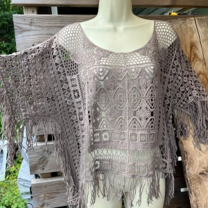 Ny! Virkad hippie tröja i bomull med fransar - Så fin! Aldrig anv, har bara blivit hängande. Stl M, Bra kvalitet i 100% bomull. Jätte snygg att ha ovanpå ett linne med tex jeansshorts eller kjol.