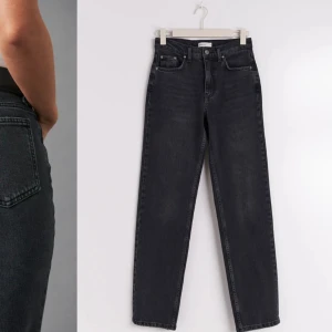 Jeans från Gina Tricot  - Jeans från Gina Tricot i nyskick. Använda vid något enstaka tillfälle. Storlek 38. Kostade 499kr, säljer för 299