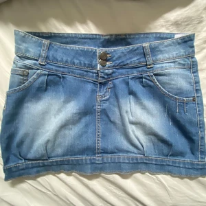 Lågmidjad jeanskjol - Lågmidjad jeanskjol, som tyvärr är för stor för mig! Längd: 30cm Midjemått tvärsöver: 42cm