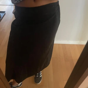 Satin kjol - En maxi kjol från Lindex, storlek xs. Dock så är den lite kort på mig som är 164cm. Den är lite söndrig i sömen vid midjan men de går enkelt att sy. 