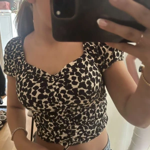 Leopard tröja kort - En leopard tröja från Hm. Storlek Xs.  