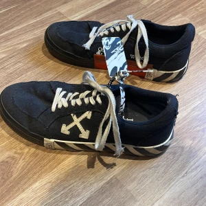 Off white low vulcanized - Helt ok skick. Dustbag, tag och låda följer med.