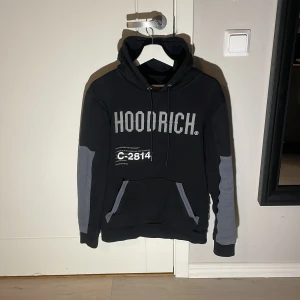 Grå svart Hoodrich hoodie  - Säljer denna Hoodrich hoodien då jag har vuxit ur den. 9/10 skick knappast använd. Jättesvår att få tag på. Pris kan diskuteras 