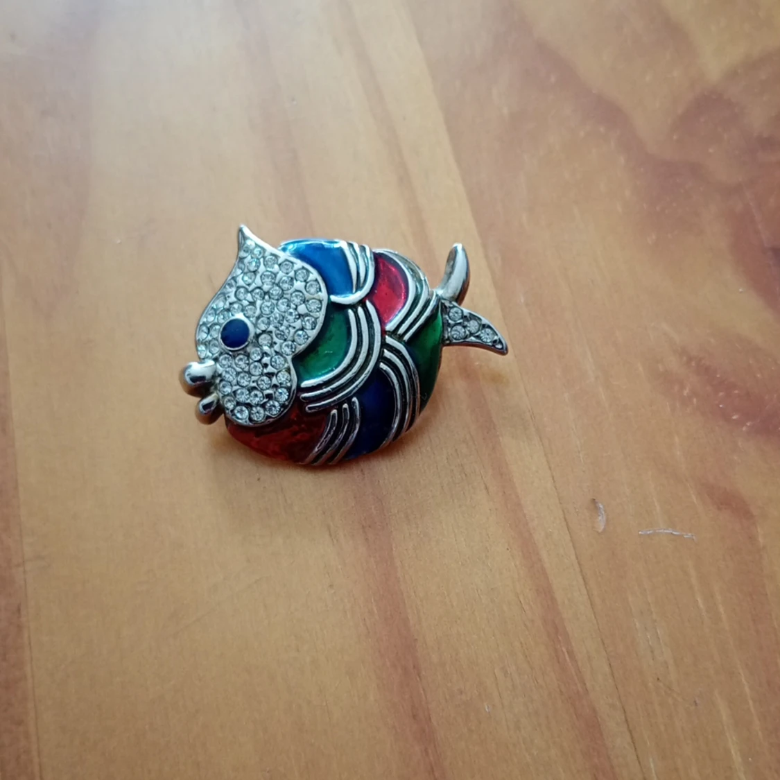 Brosch mönstrad silverfärgade med olika färger fisk. - 90