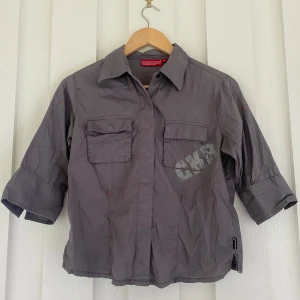Cool skjorta  - En brun skjorta i 90-tals/grunge stil! Passar superbra till jeans🥰