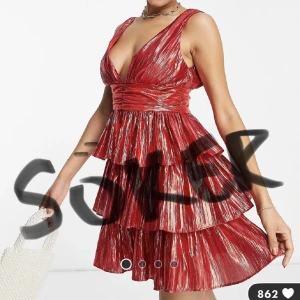 Röd klänning collective the label, strl 34/36 - Söker denna klänning från collective the label i storlek 36 eller 34