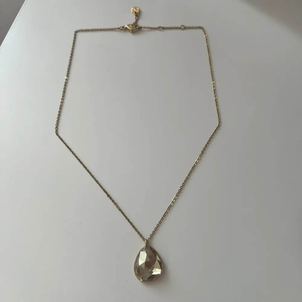 Gold necklace from swarovski. New necklace. Not used. . Accessoarer.