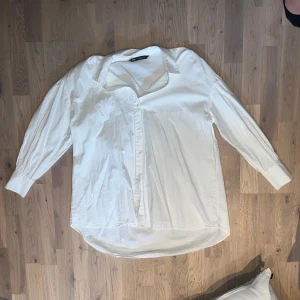 Vit skjorta - Vit skjorta från Zara i storlek M men puffiga ärmar (jag är vanligtvis storlek S). Använd någon enstaka gång men inget tecken på det