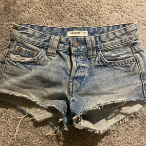 Lågmidjade shorts  - Säljer dessa lågmidjade jeansshorts då dom inte kommer till användning💞