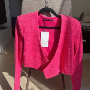 Zara  - Jättefin blazer från Zara som aldrig är använd. En knapp har ramlat av som givetsvis medföljer som man bara kan sy på igen.