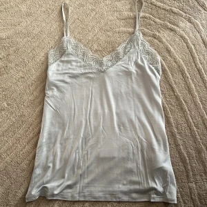 Linne Spets - Helt ny oanvänd linne från edblads klädmärke köpt i Linköping, lapp kvar. I samma material som hos intimissimi. Säljer för 179🫶 har även en i vit vid intresse.