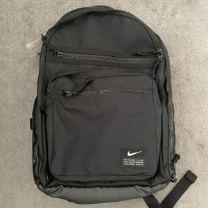Nike ryggsäck - Säljer en helt ny oanvänd Nike ryggsäck. Säljes på grund av att den inte behövs. Köptes på Nike hemsidan. Kontakta mig om fler bilder behövs.