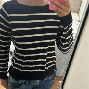 Randig tröja - Vill sälja min randiga tröja från zara eftersom jag inte använder den längre! Har bara använts ett fåtal gånger! 