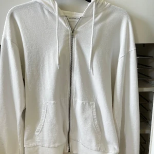 Zip hoodie - Vit zip hoodie från even&odd! Vet ej storlek men skulle gissa på på xs eller s