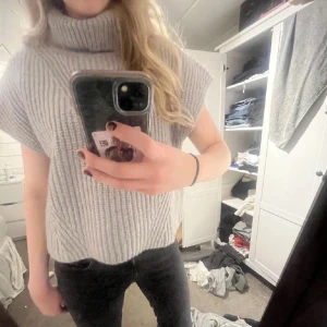 Kort tröja med krage  - Säljer min jätte finna tröja med krage bilden är lånad från tjejen jag köpte den av skriv för egna bilder❤️