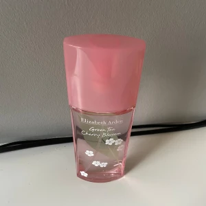 elizabeth arden parfym - en helt full elizabeth arden parfym - ”green tea & cherry blossom” nypris - 400kr mitt pris - 200kr