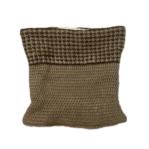 virkad tubtopp - virkad tubtopp jag gjort själv för nåt år sen, lite svår att få på sig och är ganska ojämn i ryggen, annars funkar den fint💕är såklart inte bästa kvaliteten som man kan se på bilderna, därav pris🫶 jag har strl S-XS