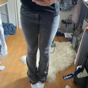 Jeans  - Så snygga gråa jeans! Sprättat upp längst ner för att de ska bli längre och gå över skorna❤️