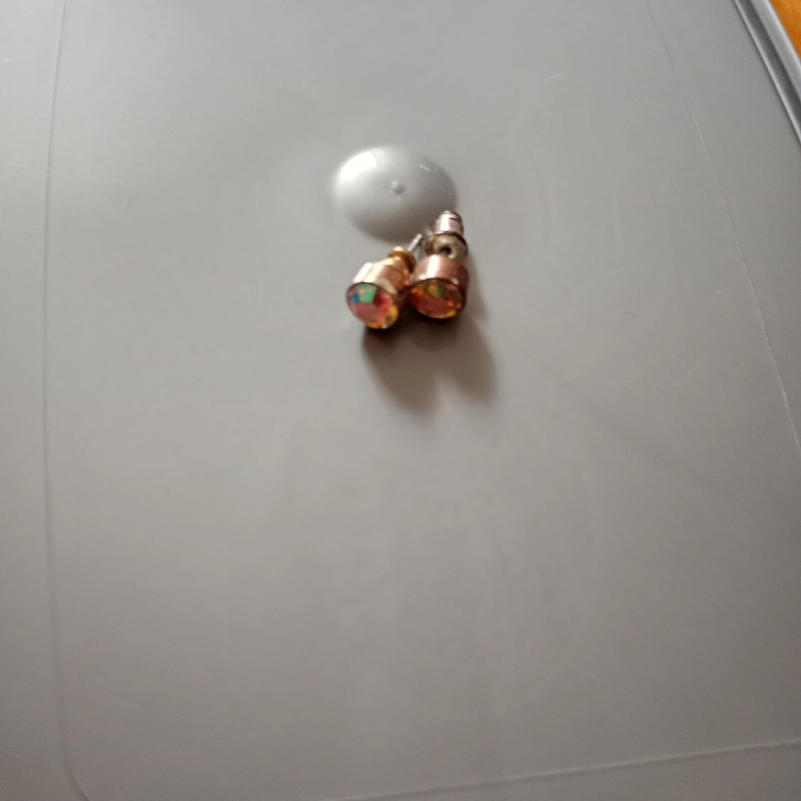 Örhängen guldfärgad metall med vita stenar.stift. - 90