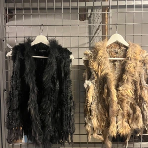 Pälsvästar  - Två pälsvästar i svart och brun/beige. One size. Knappt använda. (Obs man behöver ej köpa båda)