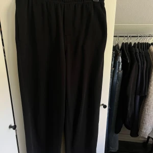 Arket byxor oanvända - Arket byxor som aldrig är använda då jag mest glömt bort dem. Storlek S. Sitter ganska bra på mig som är 181cm, lite långa bara.